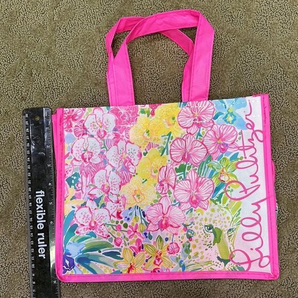 Lilly Pulitzer Shopping Bag; the perfect summer accessory - Picture 6 of 7
